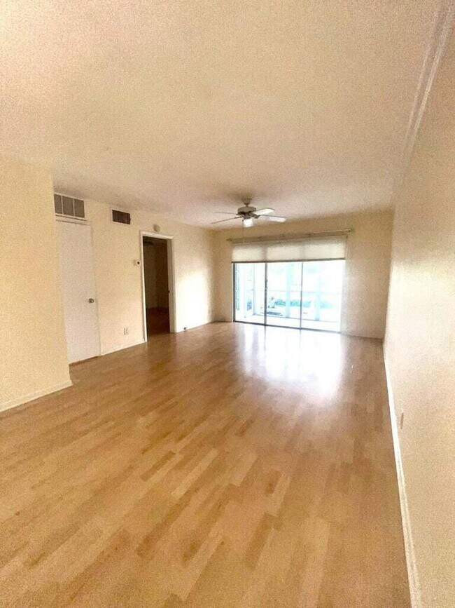 Building Photo - 3040 NE 16th Ave