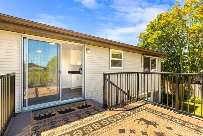 Foto del edificio - Crown Hill 3 Bedroom Daylight Basement Home