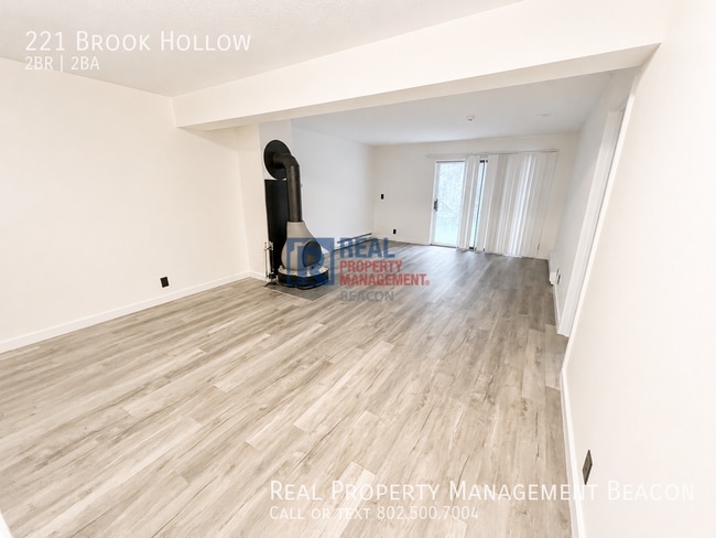 Building Photo - 221 Brook Hollow
