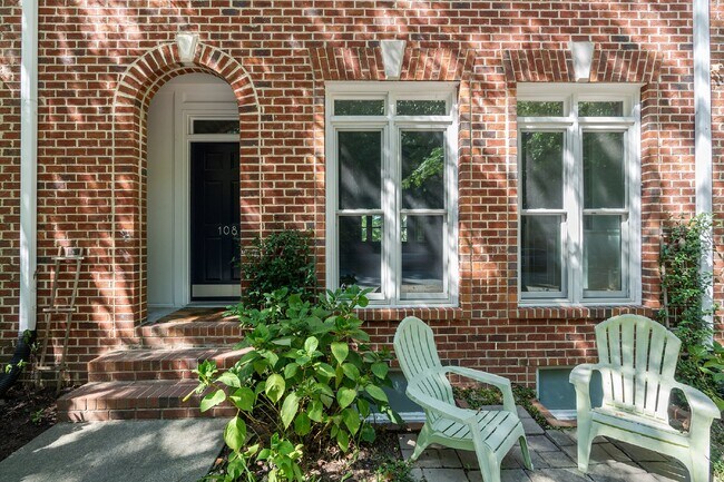 Foto del edificio - Beautiful Southern Village townhome - Furn...