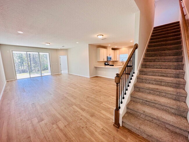 Building Photo - Beautiful 4/2.5 in the desirable community...