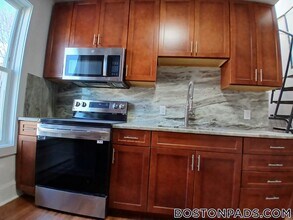 Building Photo - 682 Parker St