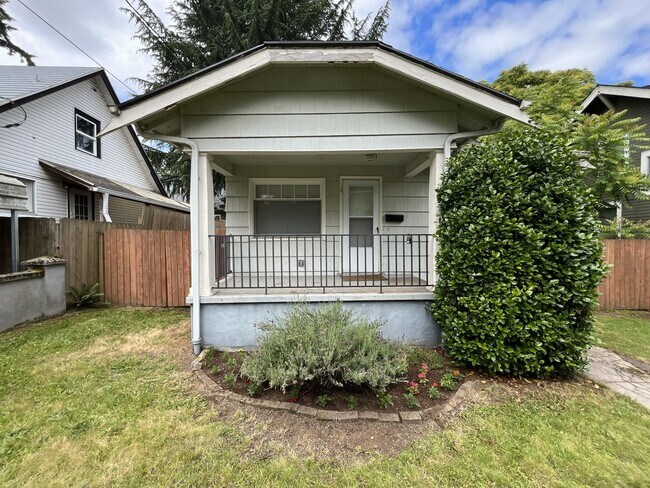 Foto del edificio - Bright and Open Home with Flexible Living Spaces and an Expansive Backyard