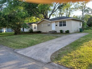Building Photo - 9110 Woodford Dr
