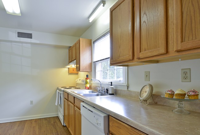 2BR Townhome Kitchen - Oak Hill