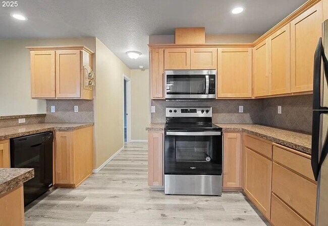 Foto del edificio - "Charming 3-Bed Oasis in Monmouth with Cozy Fireplace & Stylish Furnishings!"