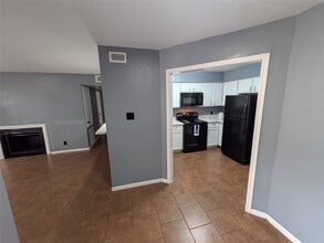 Building Photo - 12500 Sandpiper Dr