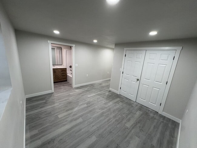 Building Photo - 692 W 500 S