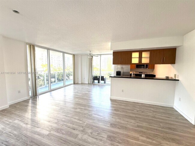 Foto del edificio - 601 NE 23rd St