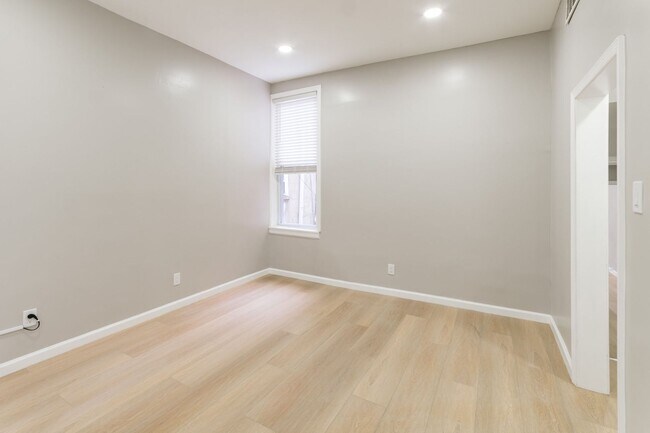Foto del edificio - 2827 W Girard Ave