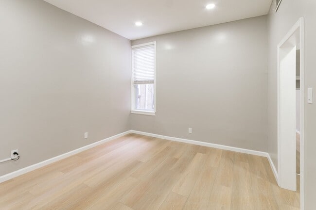 Building Photo - 2827 W Girard Ave