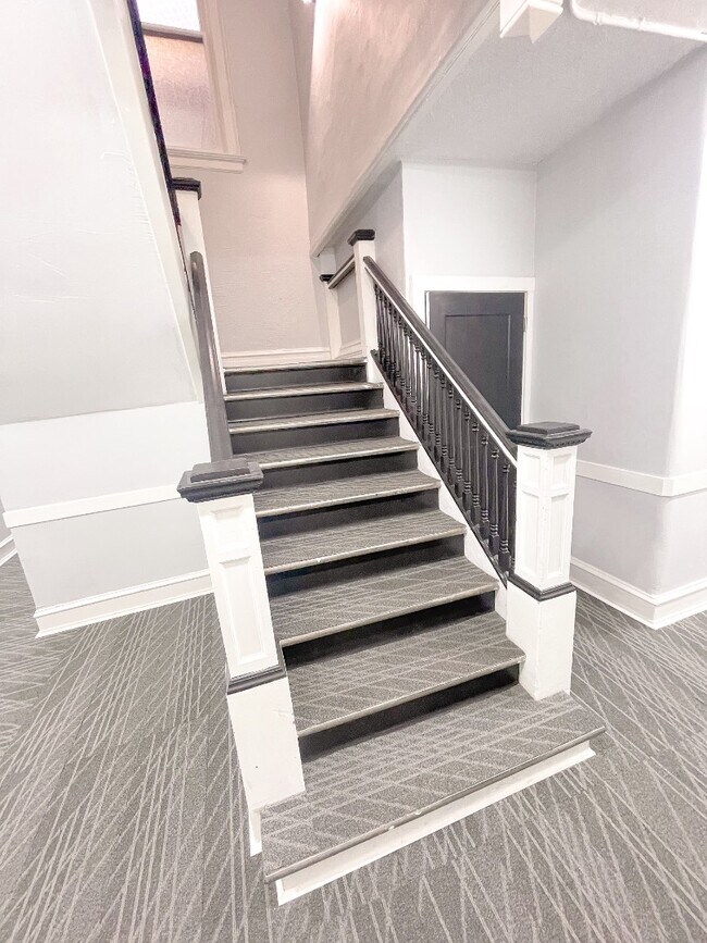 Building Photo - 601 Main St