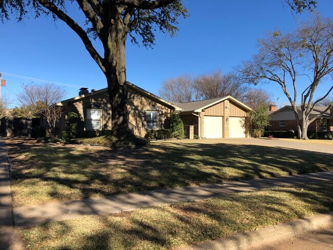 Front Yard - 802 Brookhurst Dr