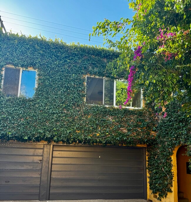 Building Photo - 921 S Curson Ave