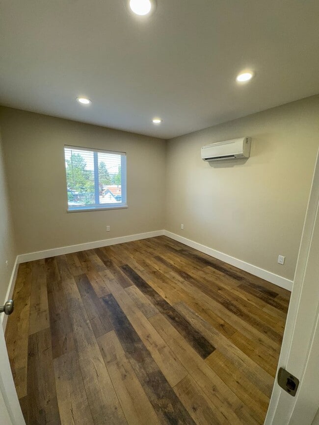 Building Photo - New ADU style apartment  in NE Bend
