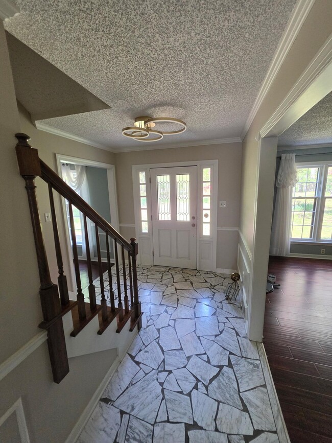 Building Photo - 4580 Shadowlawn Rd