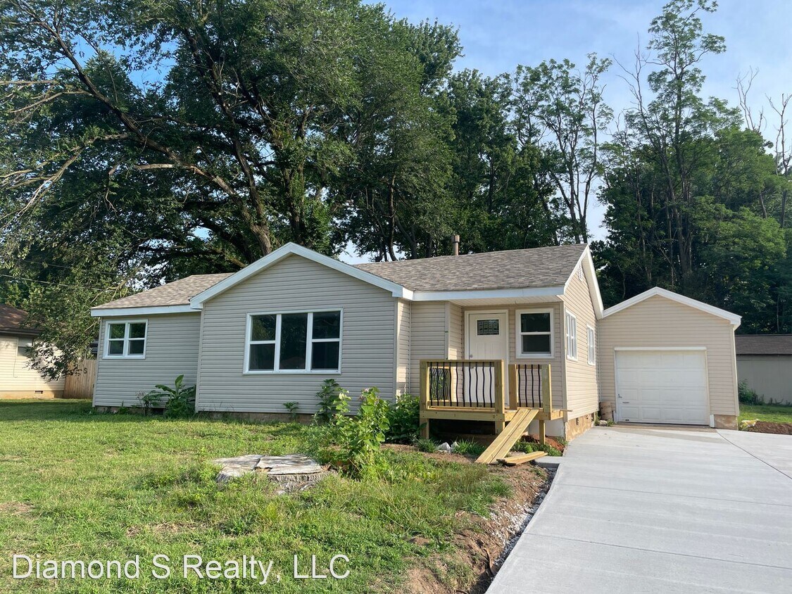 4 br, 2 bath House 1229 E Berkeley St House Rental in Springfield