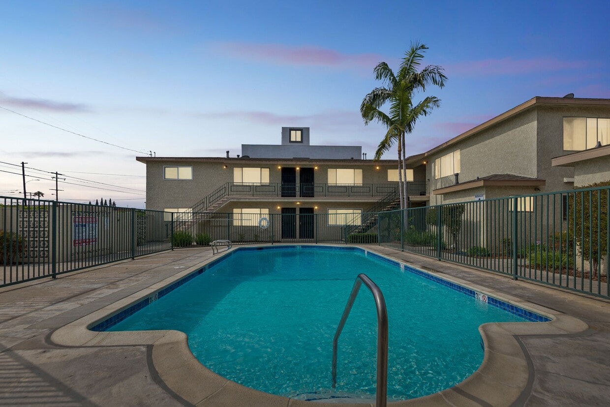 Primary Photo - Sahara Apartments