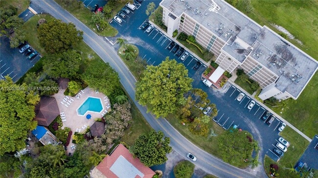 Building Photo - 2850 N Palm Aire Dr