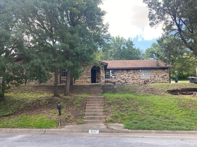 2604 Mandi (interiores) - 827 Cliffside Dr