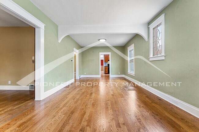 Building Photo - Cozy Bungalow with Central A/C and Backyard!