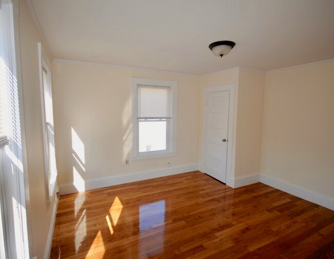 Building Photo - 52 Dickens St