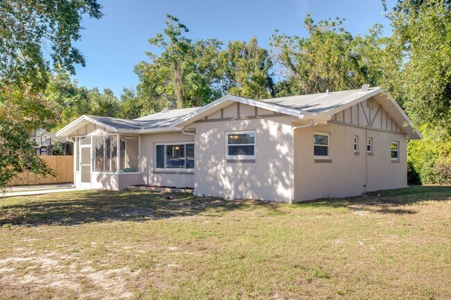 Building Photo - Updated and Central Location 3/2 in Tavares
