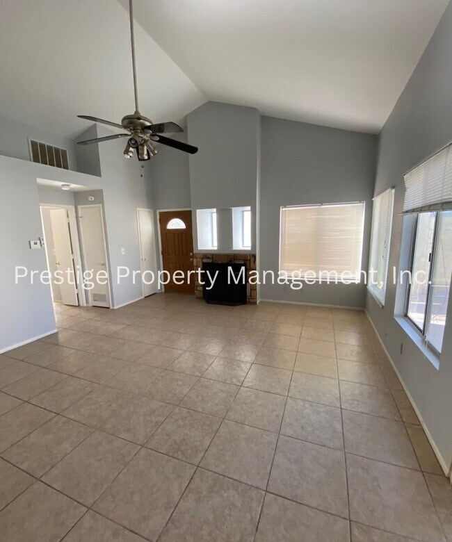Building Photo - West Side Townhome just  steps away from the community pool!!!