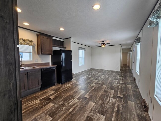 Building Photo - 6 Daisy Ln