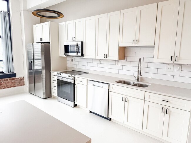 Foto del edificio - COMING SOON!! Gorgeous 2 bedroom 1 bath Condo on Gay Street in downtown Knoxville!!!