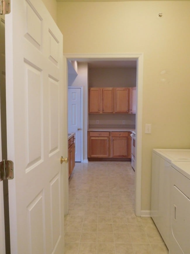 Building Photo - 635 Woodbrook Dr