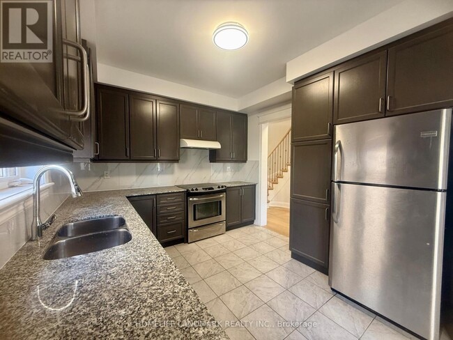 Building Photo - 165 Paradelle Dr