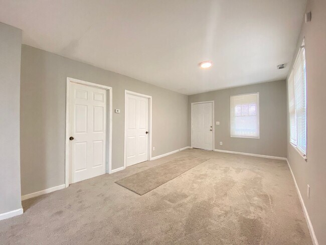 Building Photo - Adams House " 50% OFF 1 MONTH FREE RENT --...