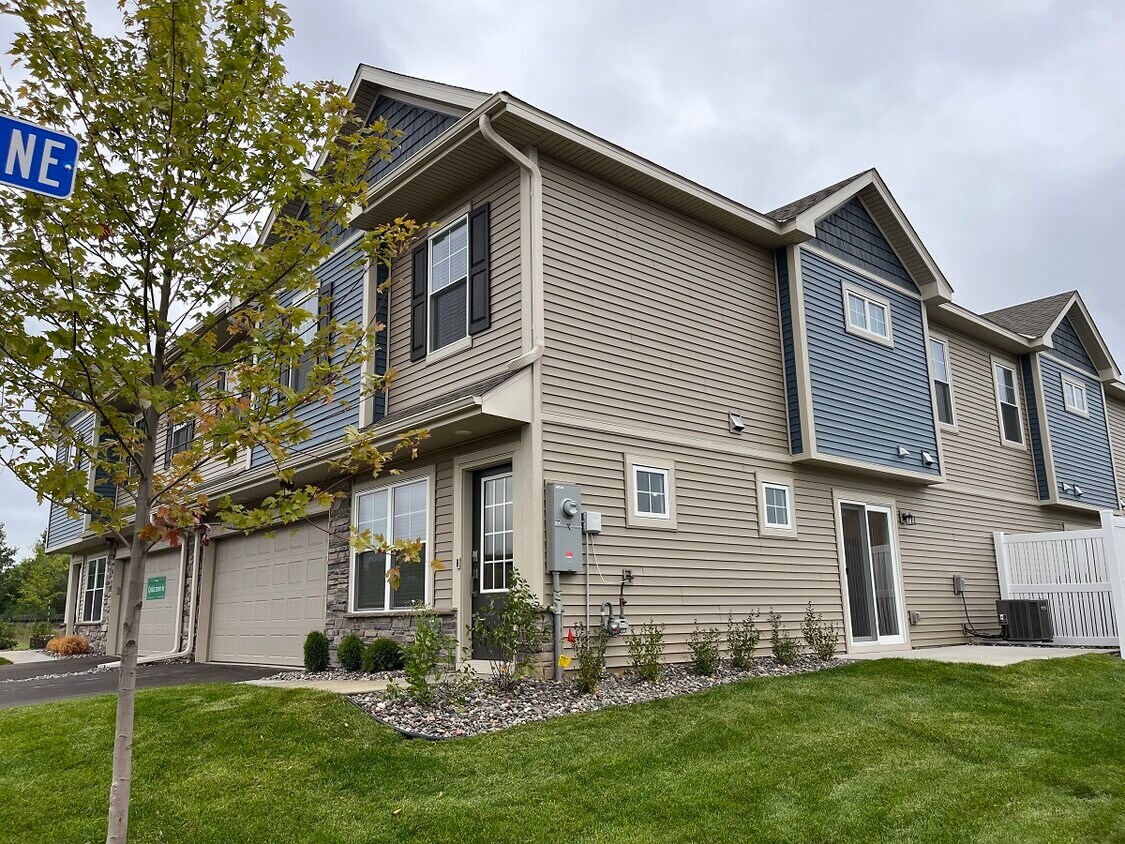 8769 Parkington Ave NE, Otsego, MN 55330 Townhome Rentals in Otsego