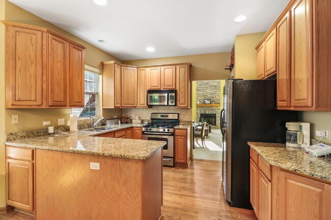 Foto del edificio - Spacious 3-Bedroom Townhouse with Main-Flo...