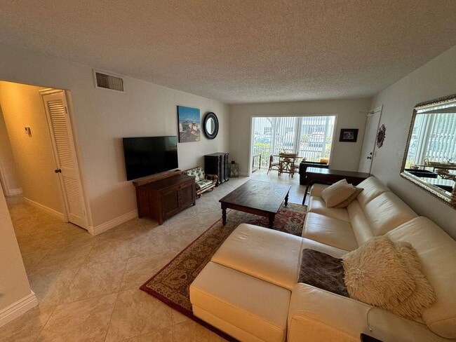 Building Photo - 6219 Bay Club Dr