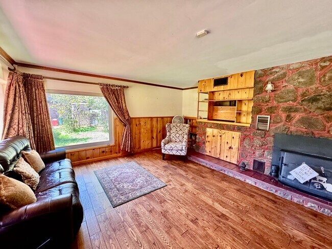 Building Photo - Cabin Like 3bd/2ba Home only 10 Minutes fr...