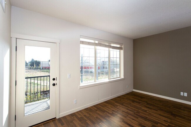 Foto del edificio - 2BD 2.5BA + Bonus Room Townhouse w/Garage + AC + Washer/Dryer Included