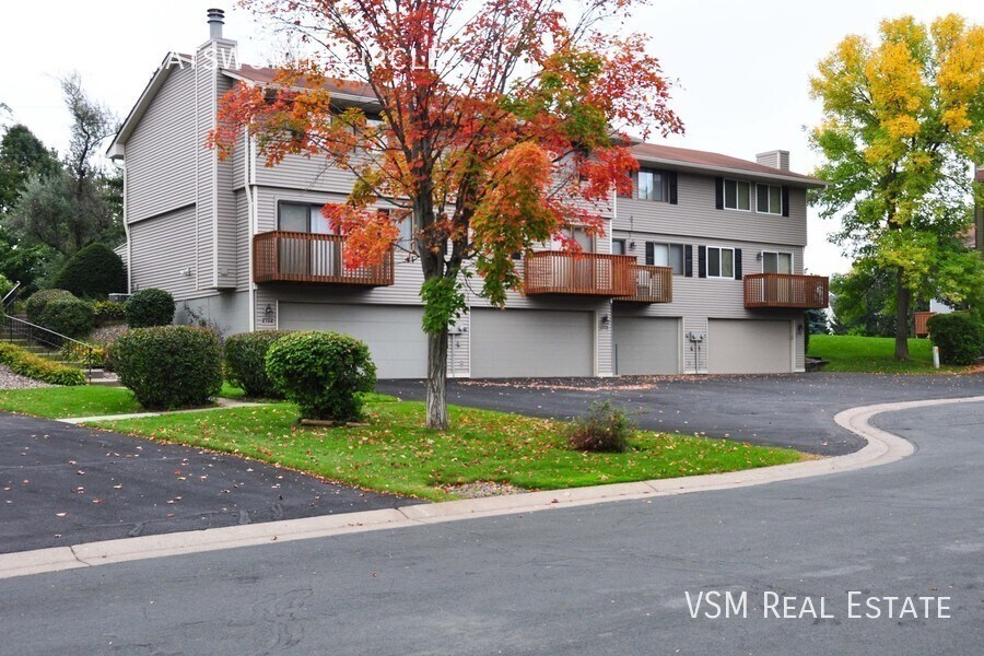 Primary Photo - 3 Bed / 1.5 Bath End-Unit Townhome Ready S...