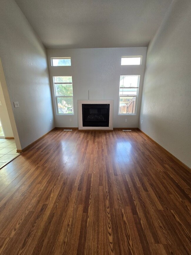 Building Photo - Great Townhome in Windsor