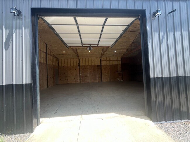 Building Photo - 176 Round Mountain Rd
