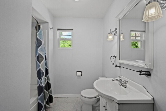 Foto del edificio - Gorgeous 2 bedroom home in Clairton availa...