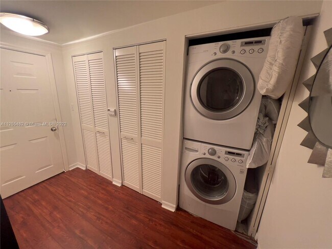 Foto del edificio - 275 NE 18th St