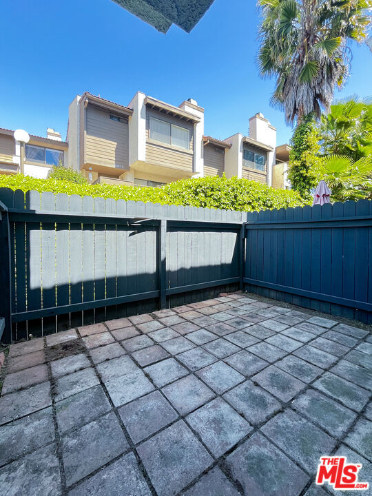 Building Photo - 9939 Topanga Canyon Blvd