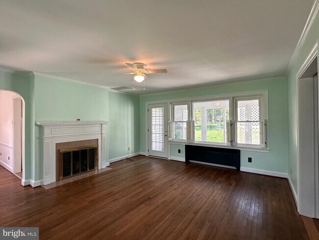 Building Photo - 21 E Roseville Rd