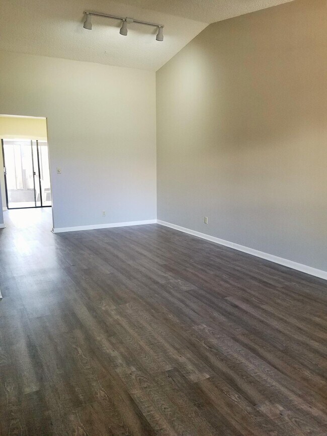 Building Photo - 8183 SE Villa Way