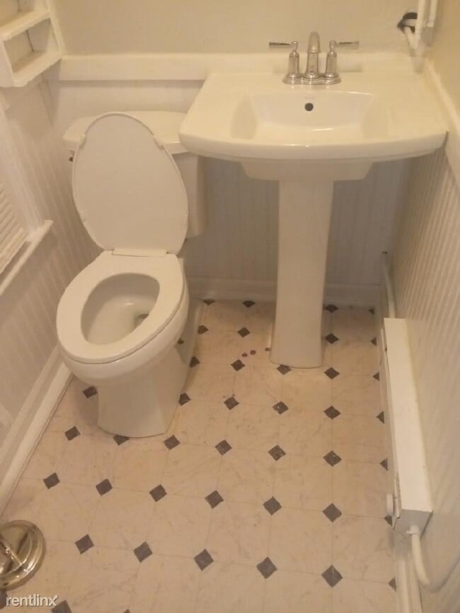 Building Photo - 3 br, 1 bath Triplex - 59 W Porter St 3 rd...