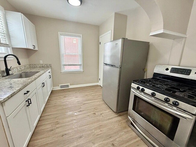 Building Photo - 4 Bedroom Home with Stainless Steel Appliances