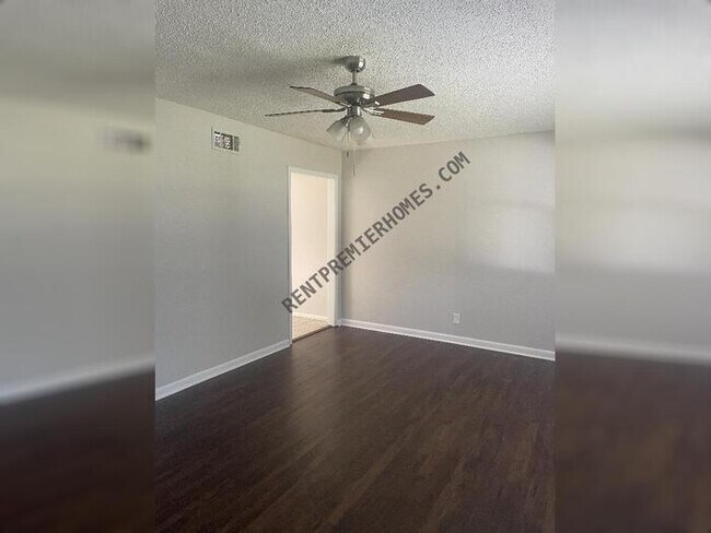 Foto del edificio - 9411 Woodford Dr