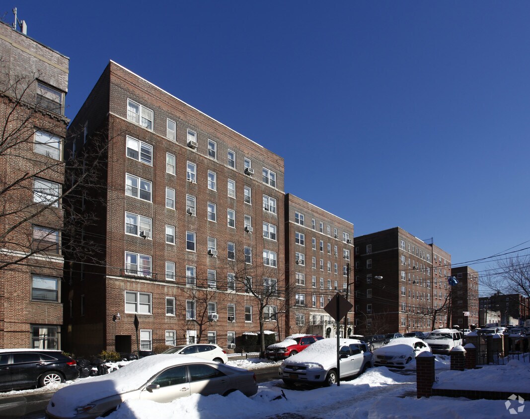 Building Photo - 63-25 Saunders St